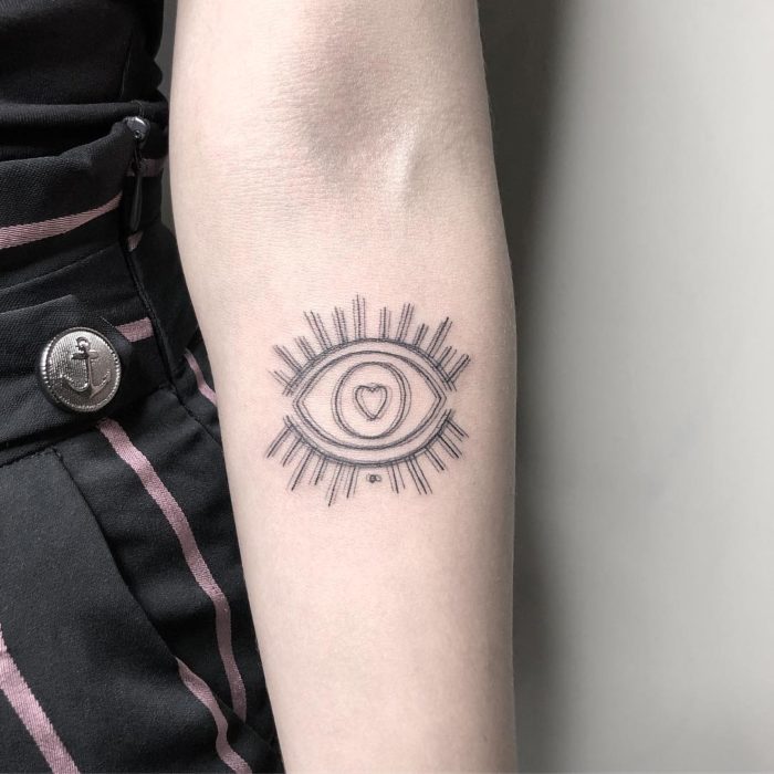 Tatuaje de ilusión óptico de un ojo con pestañas y un corazón como pupila