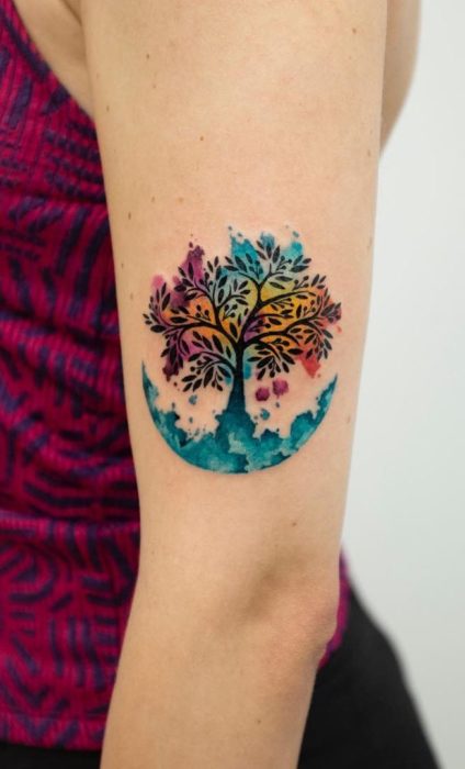 Tatuaje de árbol con tonos de colores arcoíris