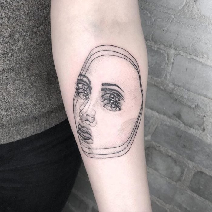Tatuaje de ilusión óptico del rostro de una mujer