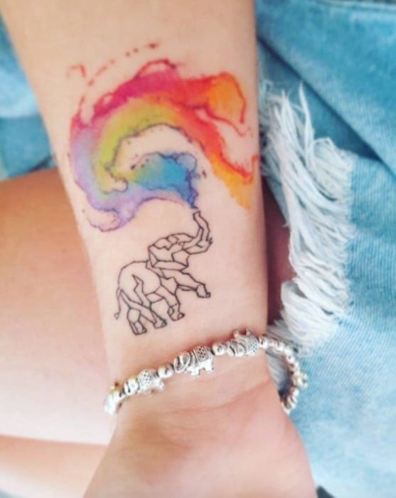 Tatuaje de elefante con tonos de colores arcoíris