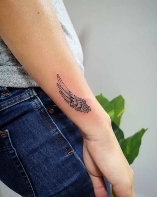 Tatuaje de ala en brazo derecho de mujer