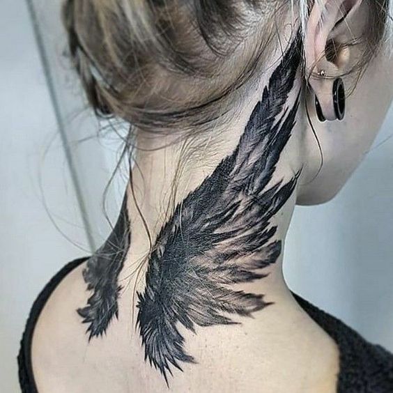 Tatuaje de alas en nuca de mujer rubia