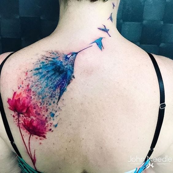 Tatuajes de colibrí colorido en espalda