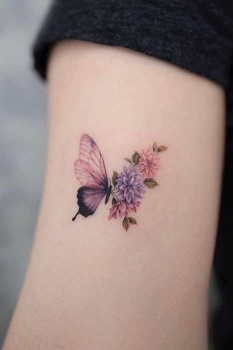 Tatuaje mitad mariposa mitad flores