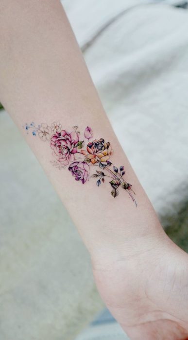 Tatuaje de flores en la muñeca