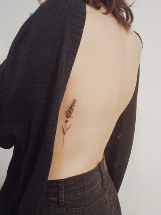 Tatuaje de espiga en la espalda de una mujer