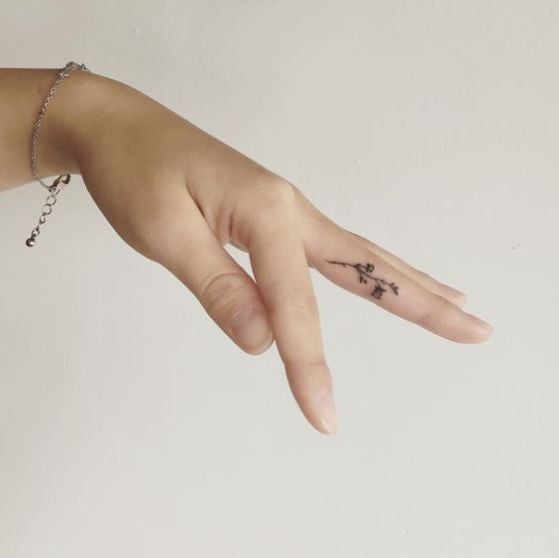 Tatuaje de flores en el dedo
