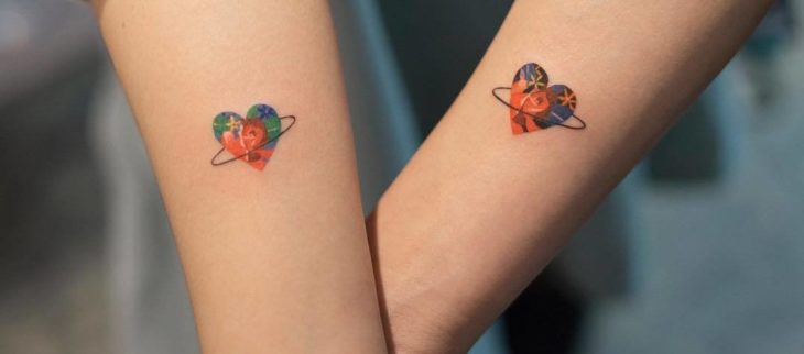 Tatuajes para compartir con tu mejor amiga con diseño de corazones con un paisaje interior