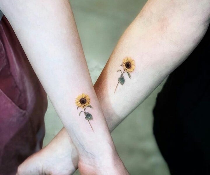 Tatuajes para compartir con tus amigas, antebrazo son tatuajes de girasoles miniatura en tonos amarillo y verde