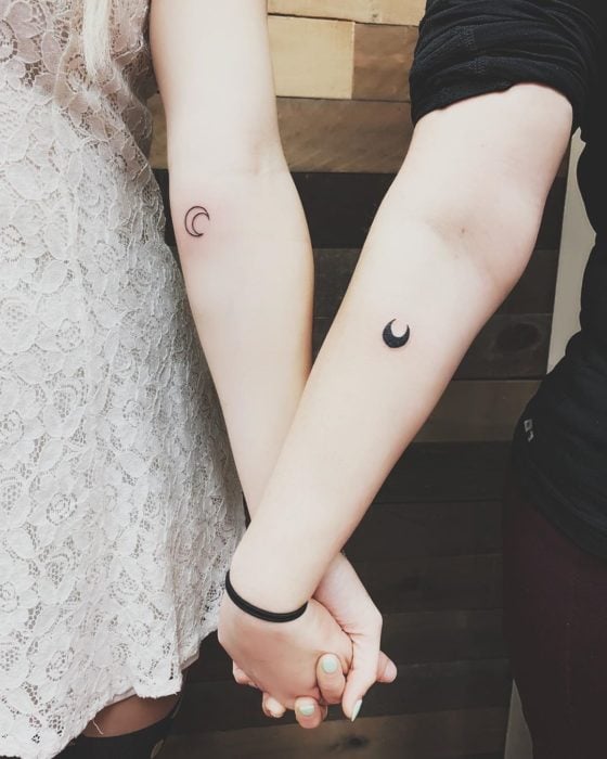 Tatuajes para compartir con tu mejor amiga en el codo con diseño de medias lunas clara y oscuras