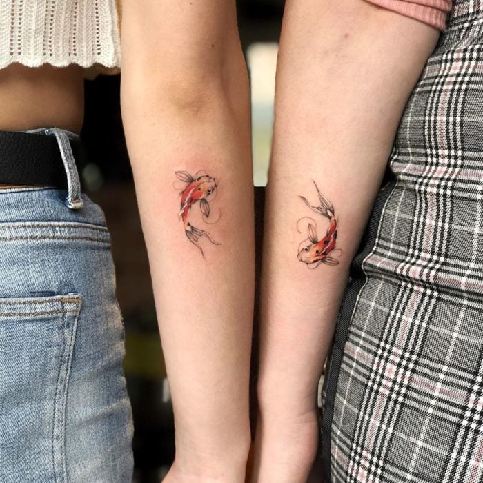 Tatuajes para compartir con tu mejor amiga con diseño de pez Koi en colores naranjas