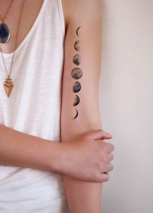 Tatuaje de fases lunares en el brazo