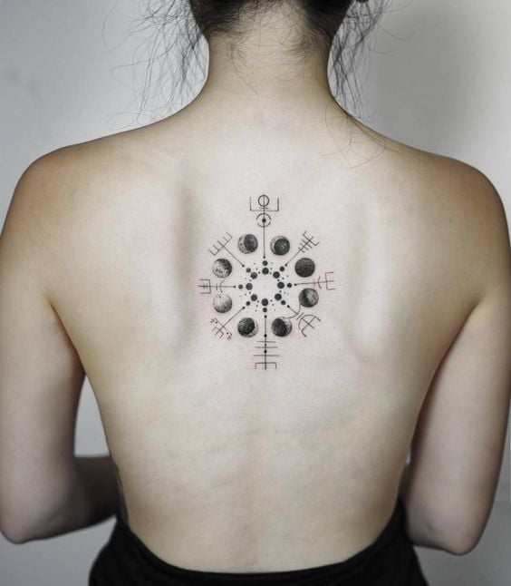 Tatuaje de Vegvísir, el símbolo islandes