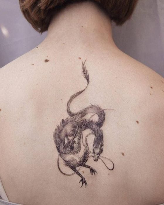 Tatuaje de dragón tinta negra en la espalda