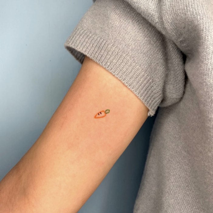 Tatuajes pequeños; minitatuaje de zanahoria en el brazo