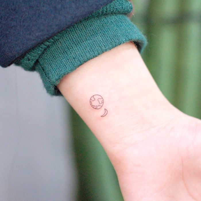 Tatuajes pequeños; minitatuaje de Tierra y Luna