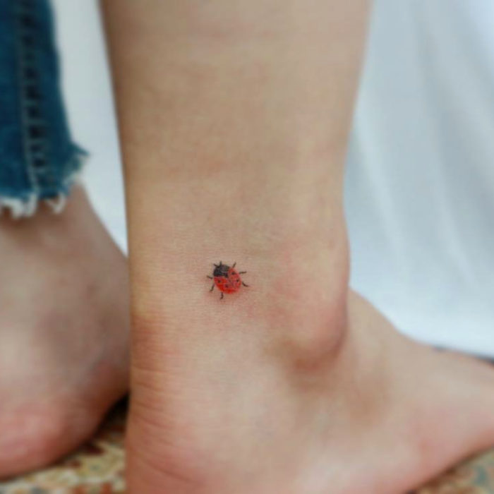 Tatuajes pequeños; minitatuaje de catarina en el tobillo