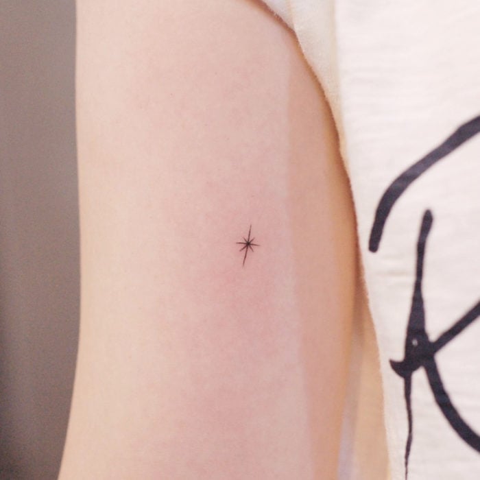 Tatuajes pequeños; minitatuaje de estrella en el brazo