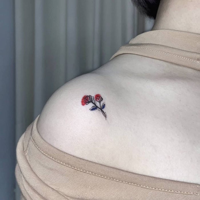 Tatuajes pequeños; minitatuaje de flores en el hombro, clavícula