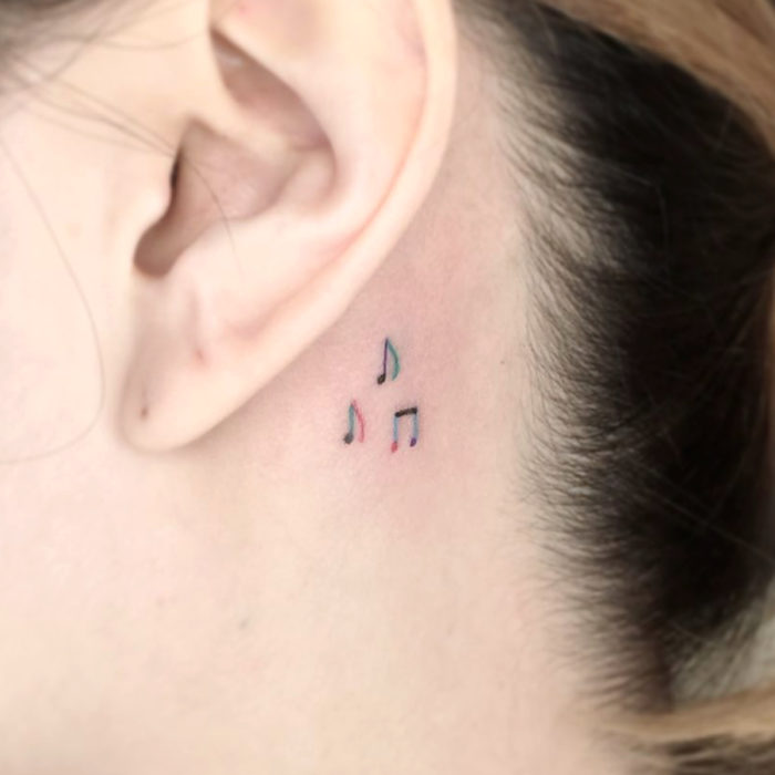 Tatuajes pequeños; minitatuaje de notas musicales detrás de la oreja