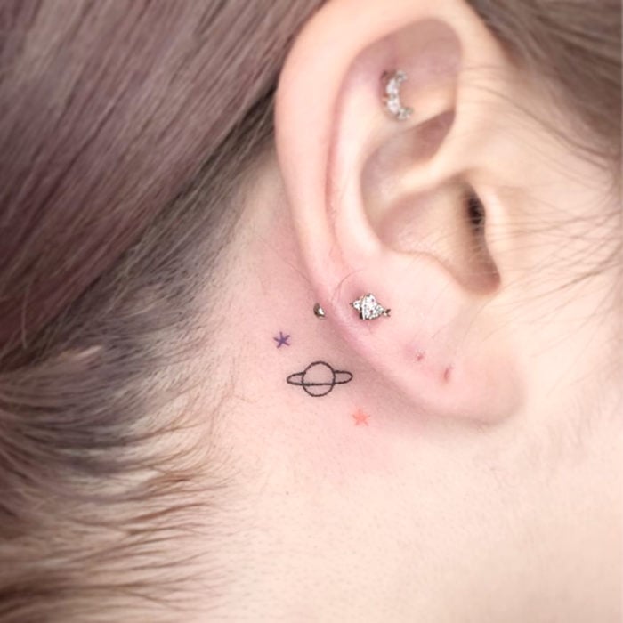 Tatuajes pequeños; minitatuaje de planetas detrás de la oreja