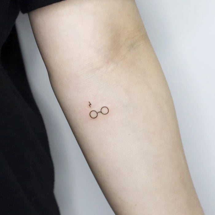 Tatuajes pequeños; minitatuaje de lentes de Harry Potter con cicatriz en forma de rayo, en el brazo