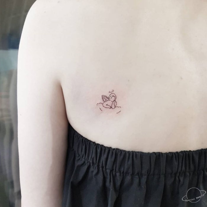 Tatuajes pequeños; minitatuaje de querubín en la espalda
