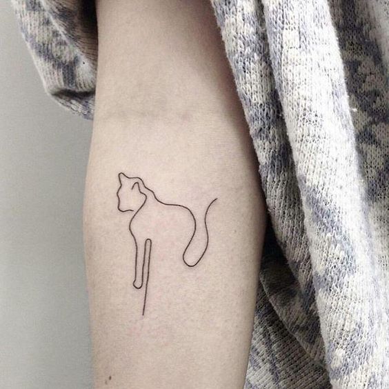 Tatuaje minimalista a una sola línea de un gato