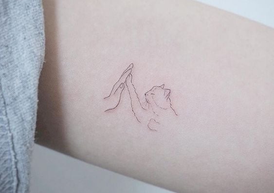 Tatuaje minimalista a una línea 