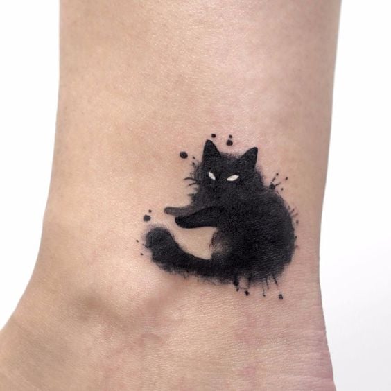 Tatuaje de gato negro efecto mancha de pintura