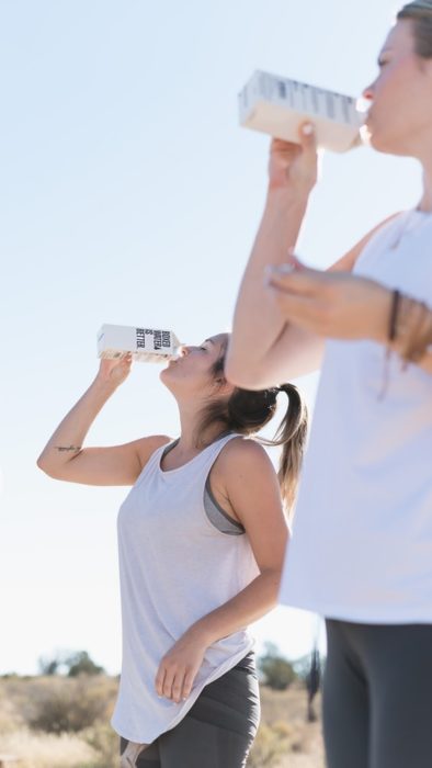 Mujeres bebiendo agua después del ejercicio