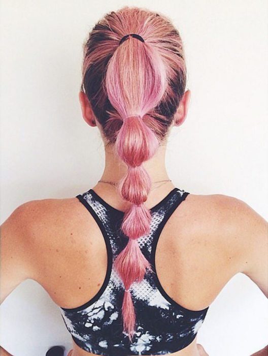 Chica con el cabello trenzado lista para entrenamiento deportivo 