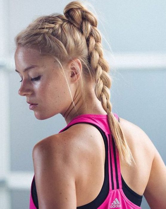 Chica con el cabello trenzado lista para entrenamiento deportivo 