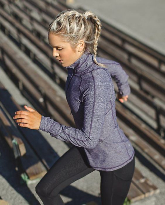 Chica con el cabello trenzado lista para entrenamiento deportivo 