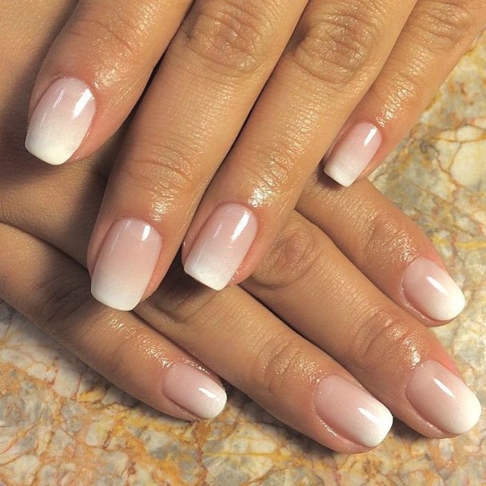 Chica con las uñas en efecto degradado