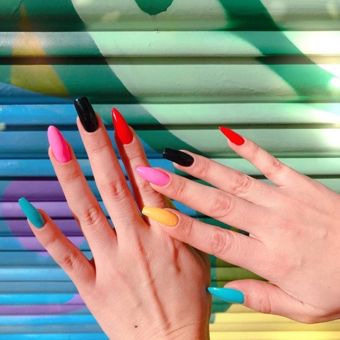 Uñas asimétricas de colores