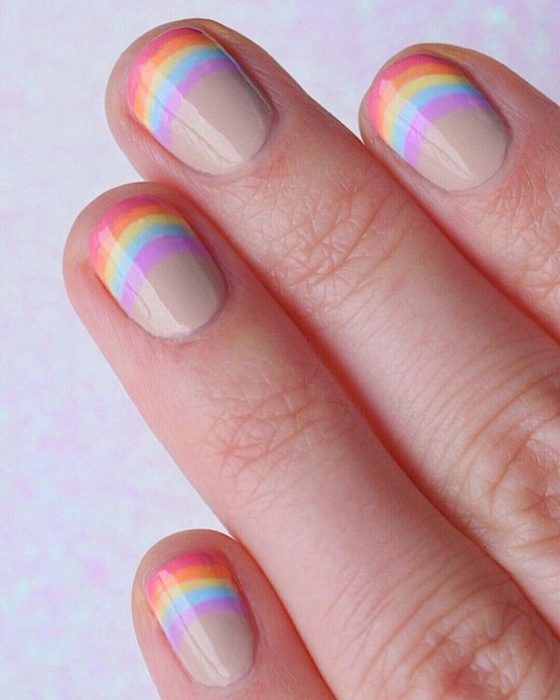 Uñas coloridas tipo arcoiris 