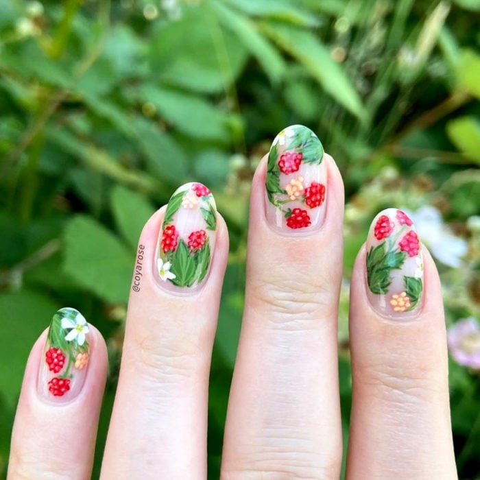 Manicura de flores; uñas con diseño de frambuesas