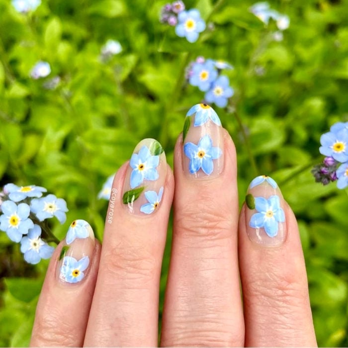 Manicura de flores; uñas con diseño de no me olvides, azules