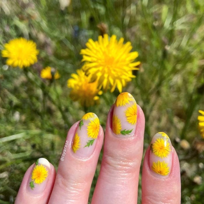 Manicura de flores; uñas con diseño de dientes de león amarillas