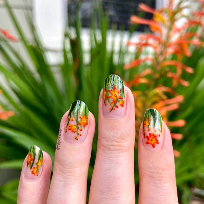 Manicura de flores; uñas con diseño de crocosima, anaranjadas 