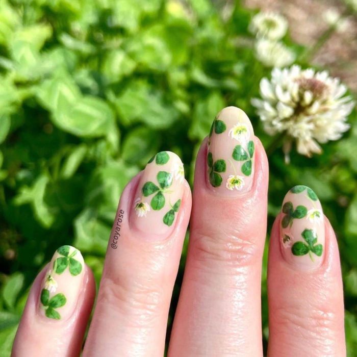 Manicura de flores; uñas con diseño de trébol
