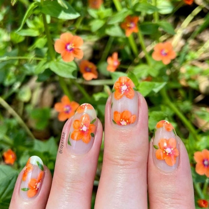 Manicura de flores; uñas con diseño de pimpinela escarlata anaranjada