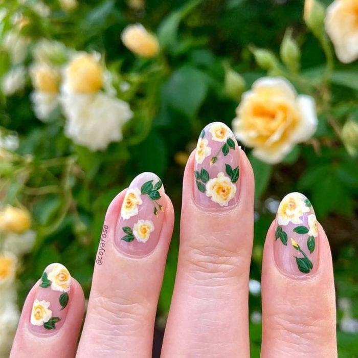 Manicura de flores; uñas con diseño de rosas blancas y amarillas