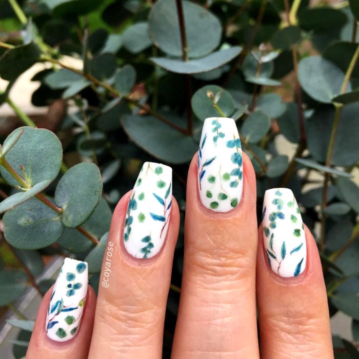 Manicura de flores; uñas con diseño de eucalipto 