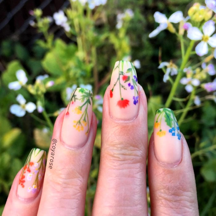 Manicura de flores; uñas con diseño de flores silvestres