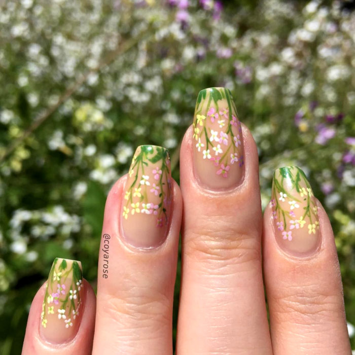 Manicura de flores; uñas con diseño floral