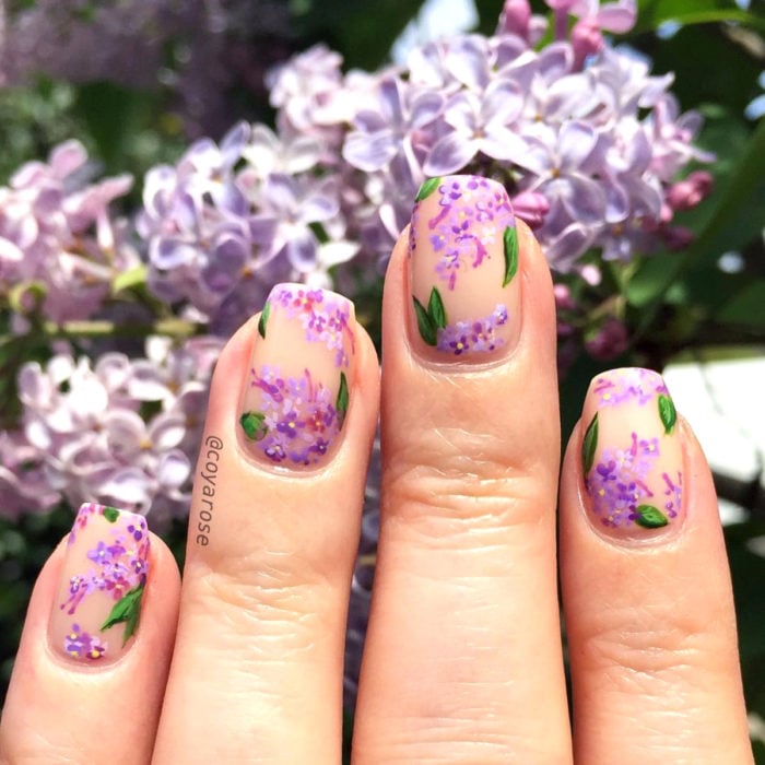 Manicura de flores; uñas con diseño de lilas moradas