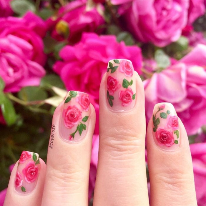 Manicura de flores; uñas con diseño de rosal