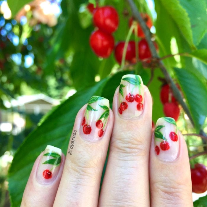 Manicura de flores; uñas con diseño de cerezas